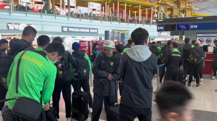 博主：昨天遭遇停飞休息一晚，国安队首都机场今日再出发